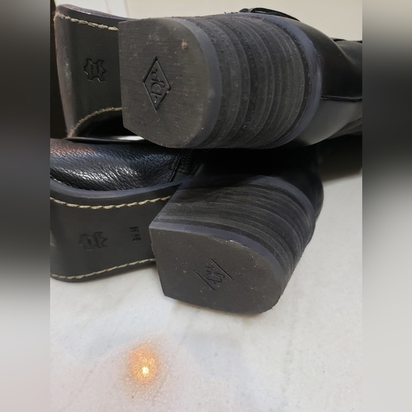 Boots- Donald J Pliner Dax boot size 9.5M - Picture 9 of 9